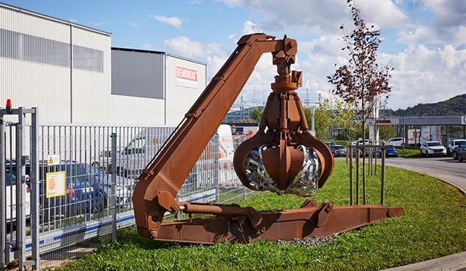 Historischer Greifarm vor der Niederlassung REMONDIS Luxembourg