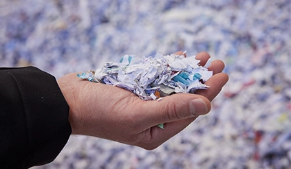 Hand mit Papier als Vorbereitung zum Papier-Recycling