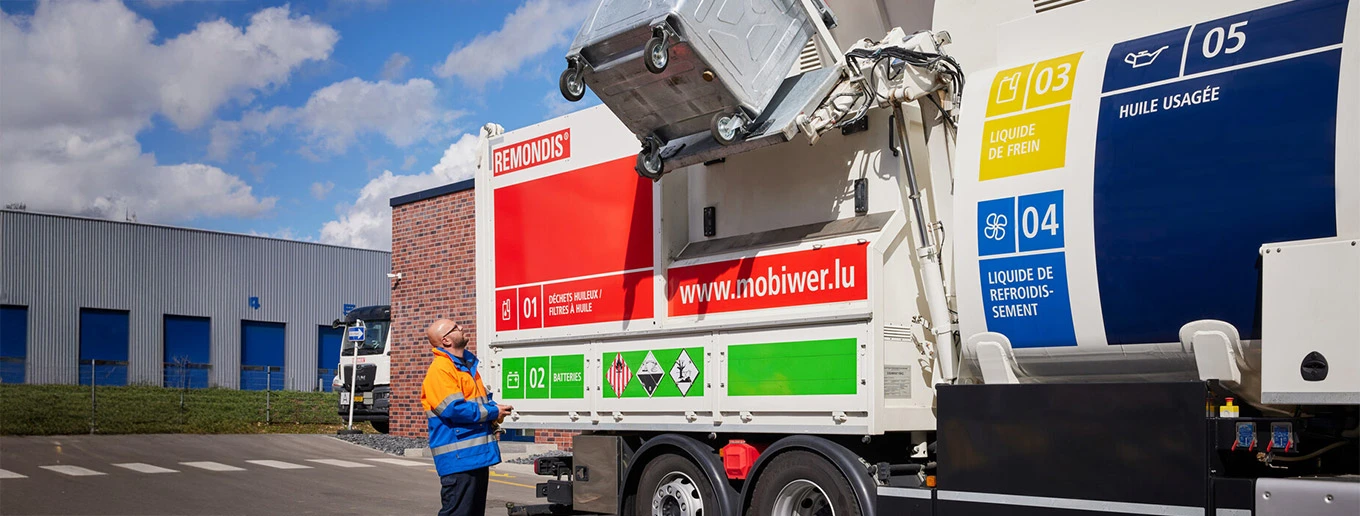 MOBIWER bei der Abholung von Werkstattabfällen