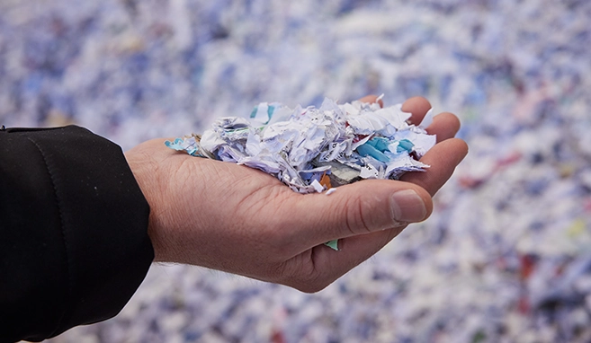 Geschreddertes Papier aus dem mobilen Aktenvernichter-Fahrzeug